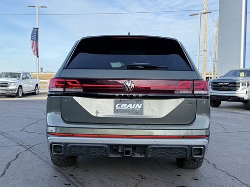 Used 2024 Volkswagen Atlas Peak Edition SE image 6