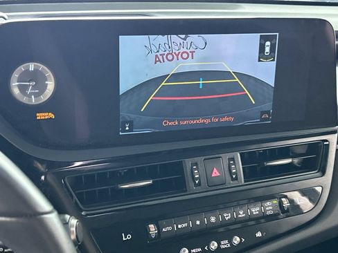 Used 2025 Lexus ES 300h w/ Premium Package FWD image 18