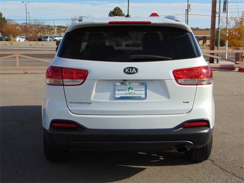 Used 2017 Kia Sorento LX image 5