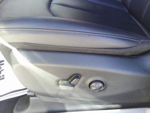 Used 2024 Chrysler Pacifica Touring-L image 14