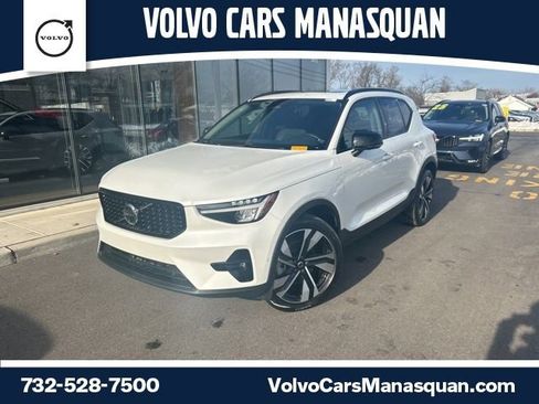 Certified 2025 Volvo XC40 B5 Plus image 1
