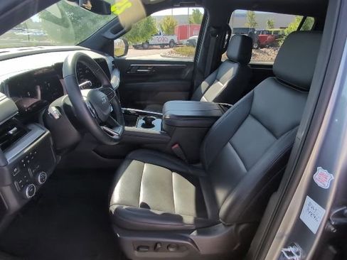 Used 2025 Chevrolet Suburban Z71 AWD/4WD image 12