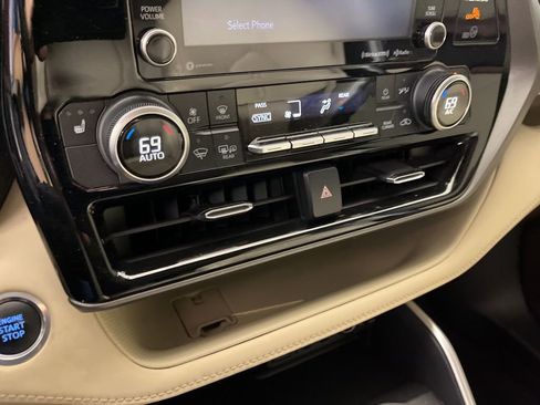 Used 2021 Toyota Highlander XLE image 35