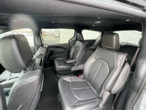 Used 2023 Chrysler Pacifica Touring-L w/ Uconnect Theater Family Group image 24