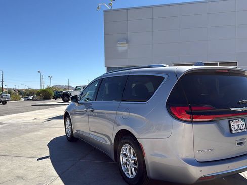 Used 2021 Chrysler Pacifica Touring-L FWD image 9