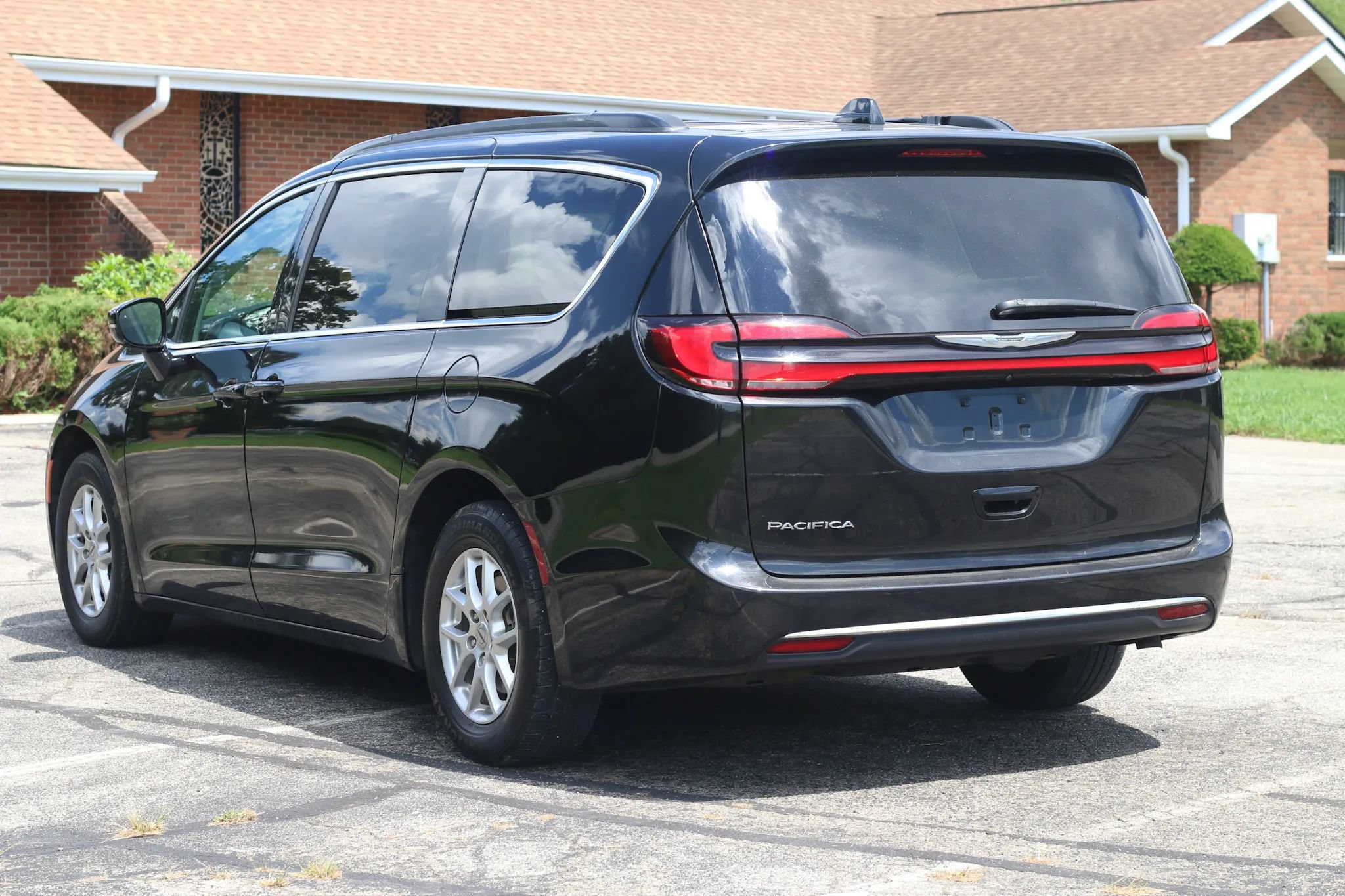 Used 2022 Chrysler Pacifica Touring-L FWD image 3