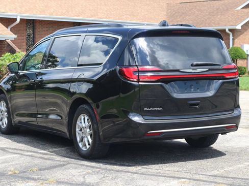 Used 2022 Chrysler Pacifica Touring-L FWD image 3