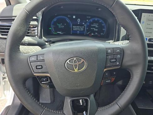 Used 2025 Toyota Camry XLE FWD image 12