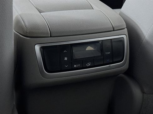 Used 2019 Toyota Highlander LE FWD image 23