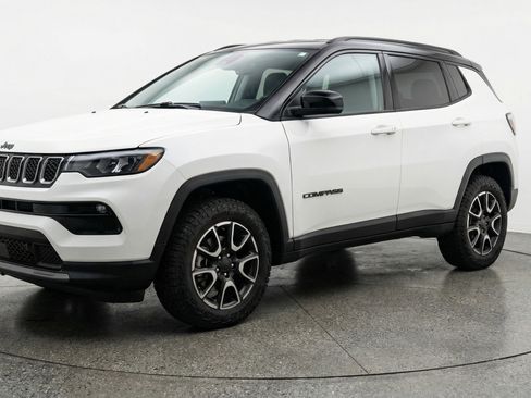 Used 2025 Jeep Compass Trailhawk image 3