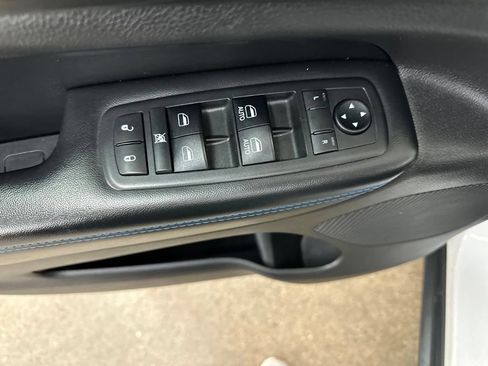 Used 2019 Jeep Grand Cherokee Laredo AWD/4WD image 38