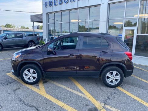 Used 2021 Chevrolet Trax LT w/ LT Convenience Package AWD/4WD image 3
