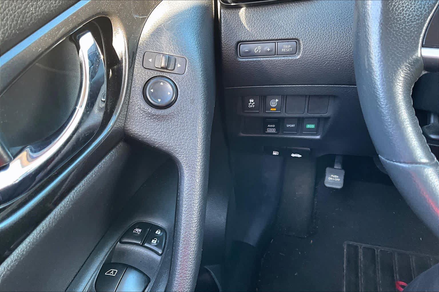 Used 2017 Nissan Rogue SV AWD/4WD image 28
