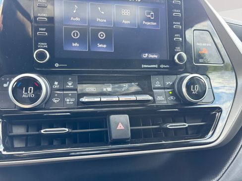 Used 2021 Toyota Highlander XLE AWD/4WD image 17