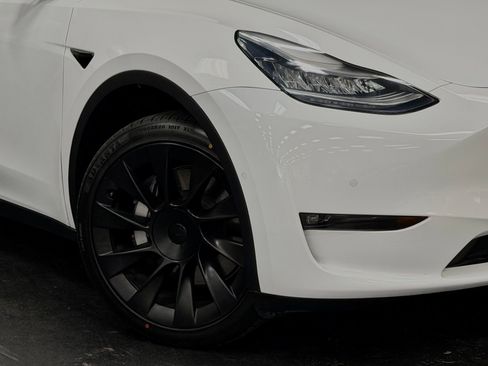 Used 2021 Tesla Model Y 2WD image 4