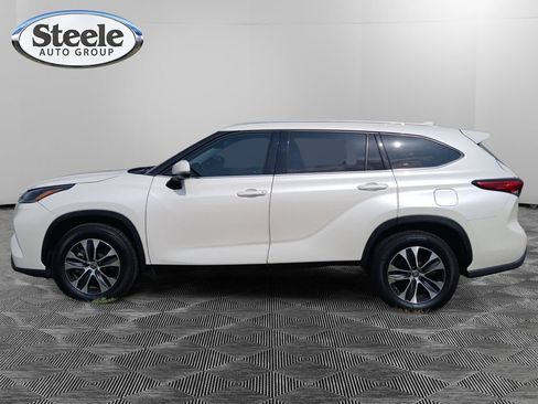 Used 2021 Toyota Highlander XLE FWD image 3