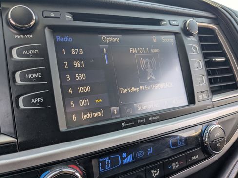 Used 2019 Toyota Highlander SE FWD image 23