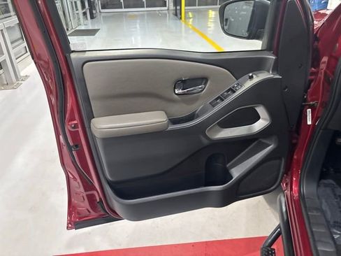 Used 2022 Nissan Frontier SV AWD/4WD image 15