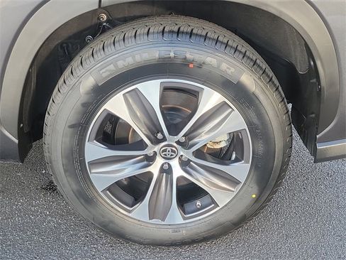 Used 2024 Toyota Highlander XLE image 28