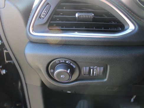 New 2026 Chrysler Pacifica Pinnacle image 13