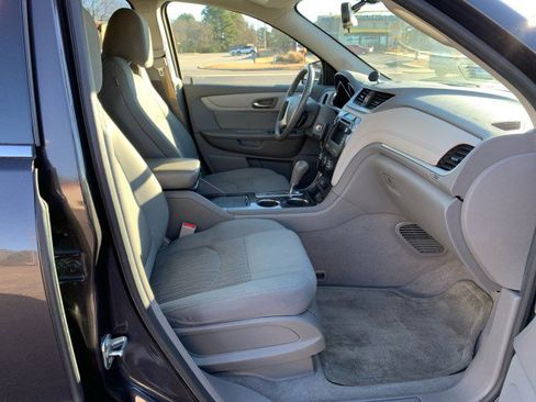 Used 2017 Chevrolet Traverse LT image 18