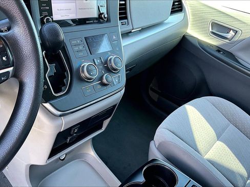 Used 2019 Toyota Sienna LE FWD image 11