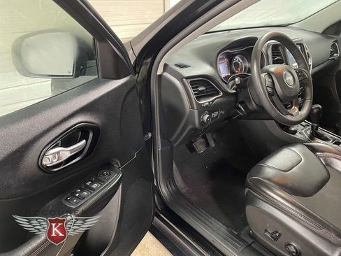 Used 2022 Jeep Cherokee Trailhawk image 10