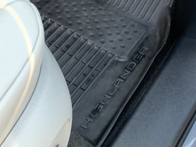 Used 2023 Toyota Highlander XLE FWD image 13
