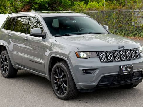 Used 2021 Jeep Grand Cherokee Laredo X AWD/4WD image 9