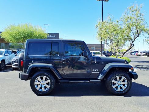Used 2018 Jeep Wrangler Sahara w/ Connectivity Group AWD/4WD image 7