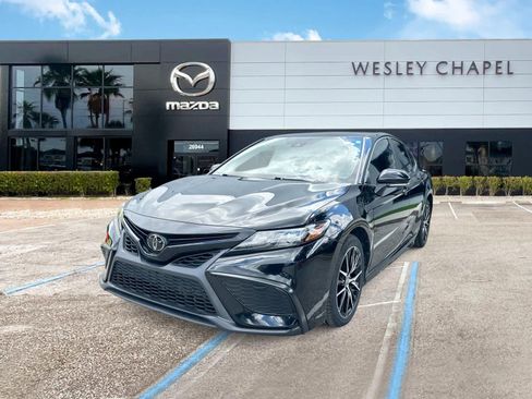 Used 2023 Toyota Camry SE FWD image 1