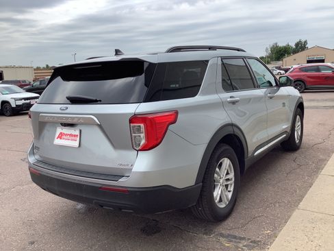 Used 2022 Ford Explorer XLT AWD/4WD image 5