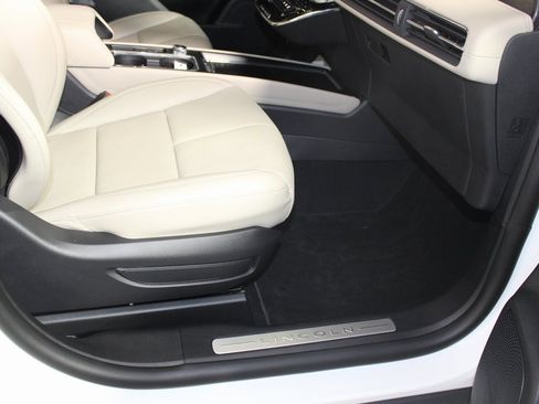 Used 2025 Lincoln Corsair Grand Touring image 11