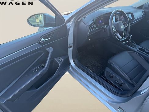 Used 2023 Volkswagen Jetta SE image 14