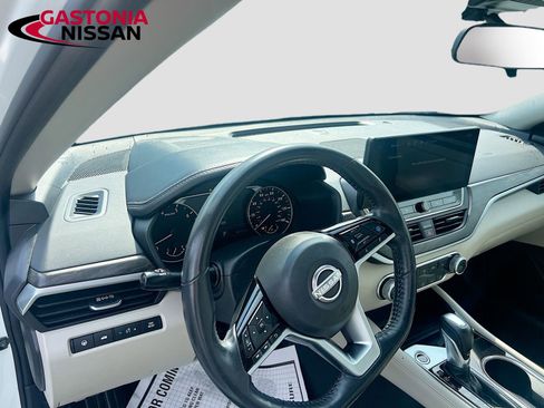 Used 2023 Nissan Altima 2.5 SV w/ SV Premium Package image 11