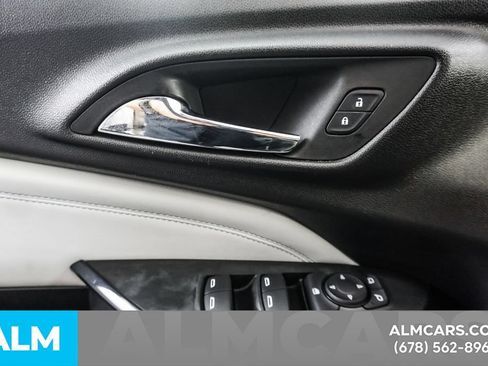 Used 2025 Chevrolet Trax LT FWD image 46