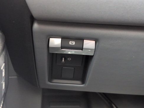 Used 2025 Land Rover Defender 110 image 24