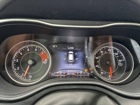 Used 2019 Jeep Cherokee Limited w/ Luxury Group FWD image 18