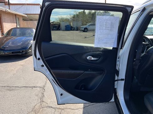 Used 2017 Jeep Cherokee Limited image 29