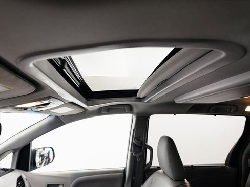 Used 2017 Toyota Sienna XLE Premium image 5