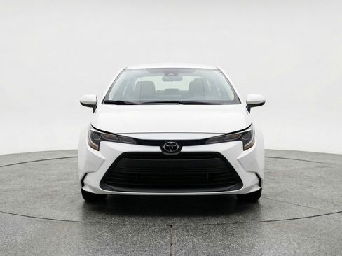 Used 2025 Toyota Corolla LE FWD image 2