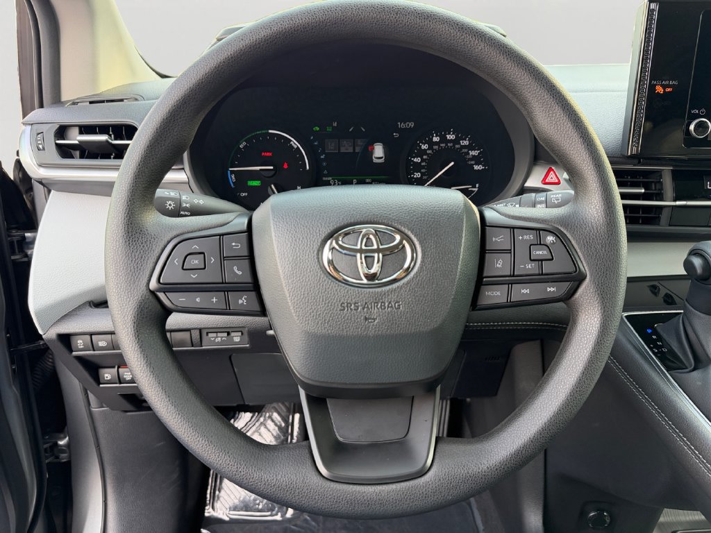 Used 2026 Toyota Sienna LE AWD/4WD image 18