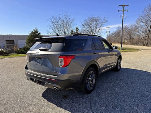 Used 2022 Ford Explorer XLT w/ Equipment Group 202A image 9