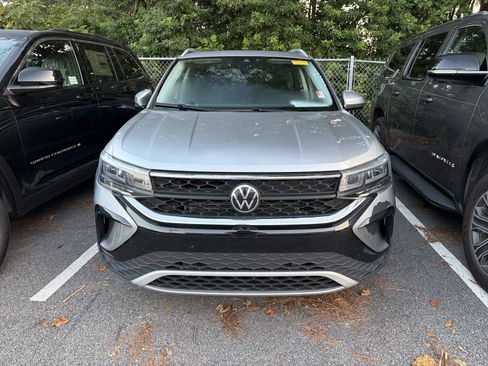 Used 2024 Volkswagen Taos SE FWD image 2