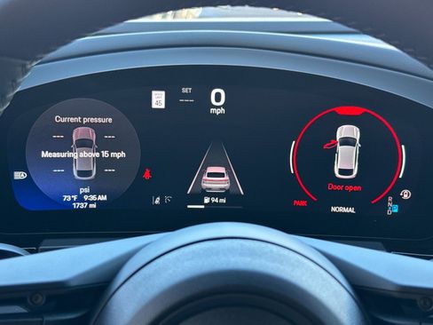Certified 2025 Porsche Macan Electric RWD image 31