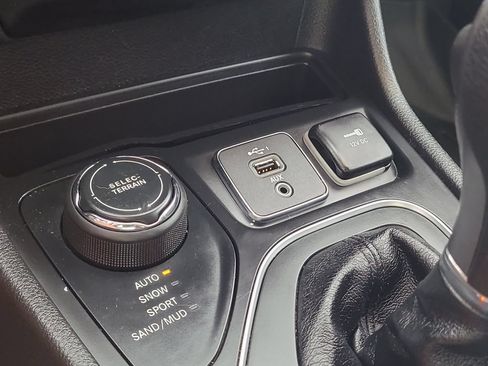 Used 2020 Jeep Cherokee Latitude AWD/4WD image 26