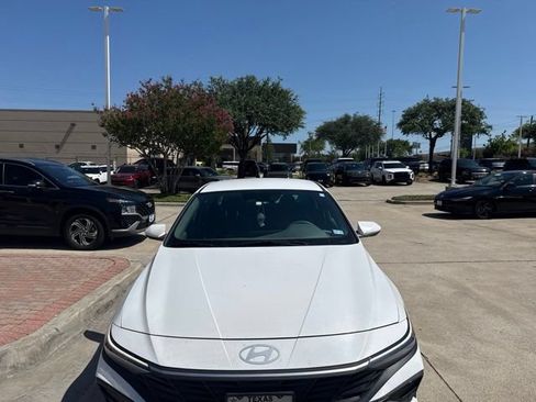 Certified 2024 Hyundai Elantra SEL FWD image 3