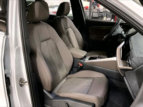 Used 2025 Audi Q5 Premium w/ Convenience Package image 9