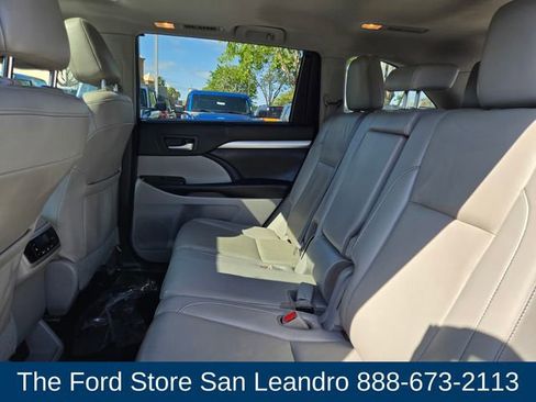 Used 2019 Toyota Highlander XLE AWD/4WD image 12