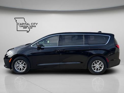 New 2026 Chrysler Pacifica Select image 2